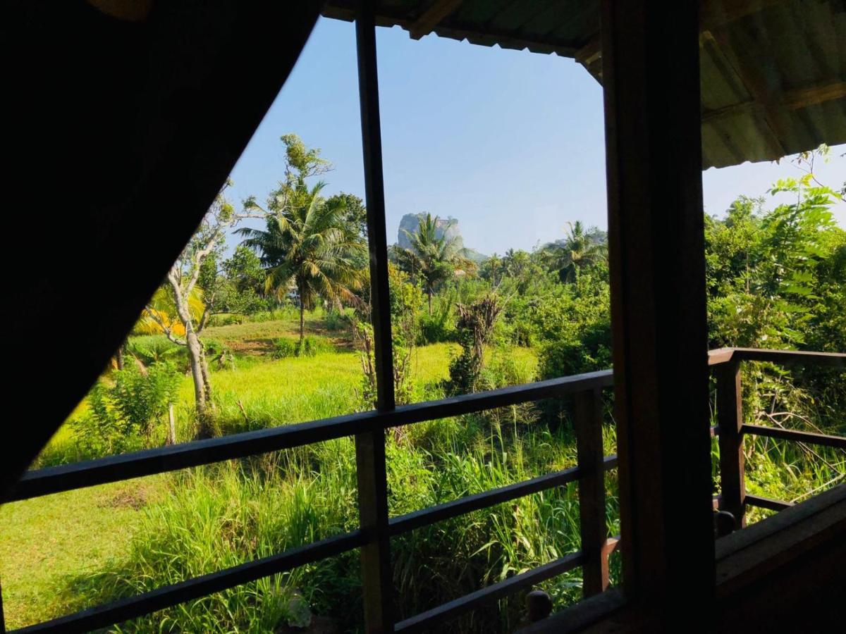 Paddy Field Hut * Sigiriya