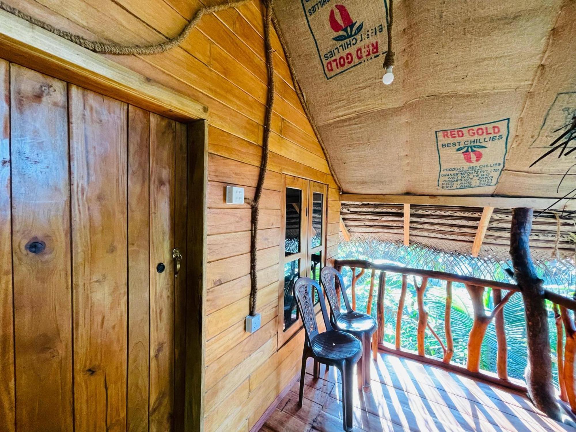 Land Tree House * Sigiriya