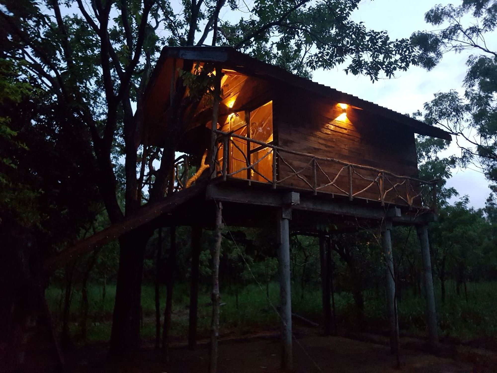Eighth Wonder Hotel 4*